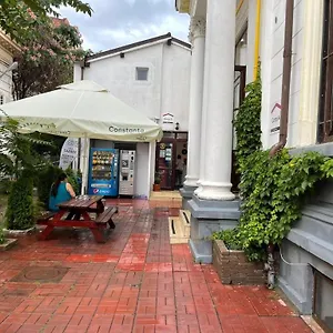 https://x-hostel-bucharest.bucharesthotelsnow.com